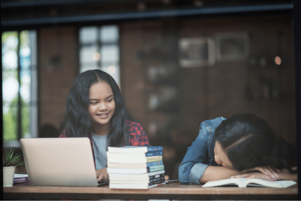anak belajar di cafe