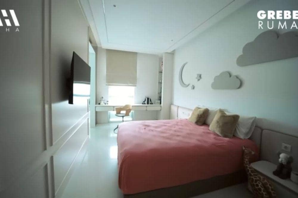 7 Foto Rumah Aura Kasih, Mewah dan Berkonsep Black Chrome 6