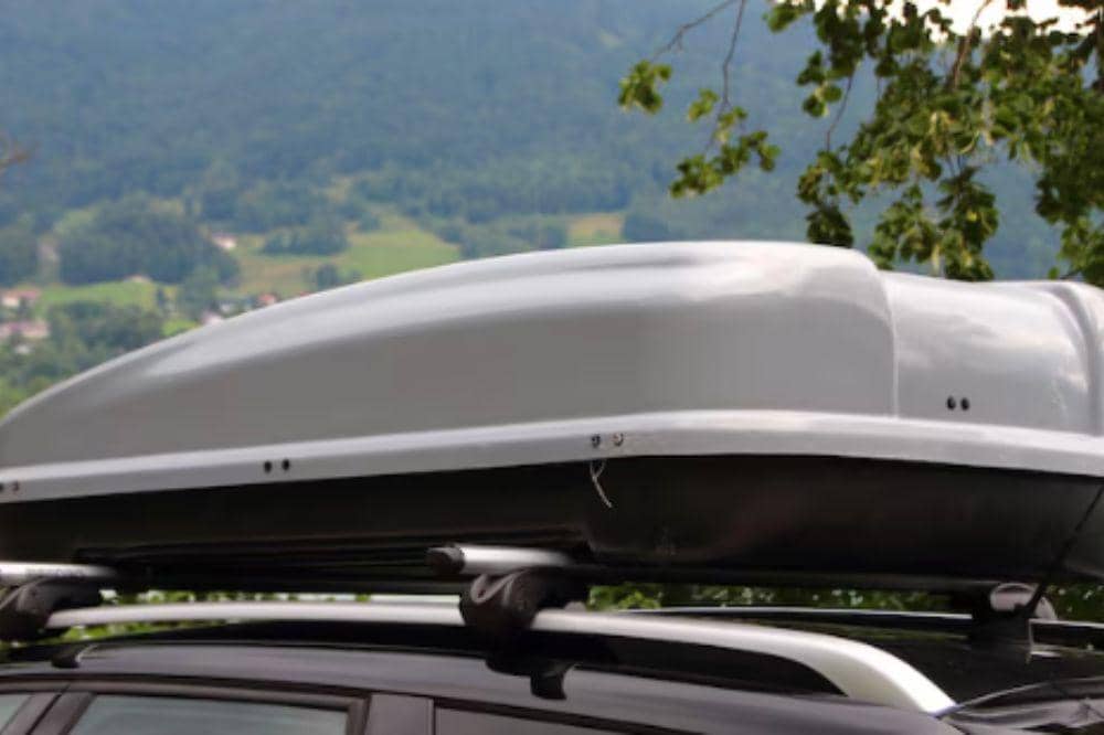 12 Rekomendasi Roof Box Mobil Terbaik, Awet dan Muat Banyak!