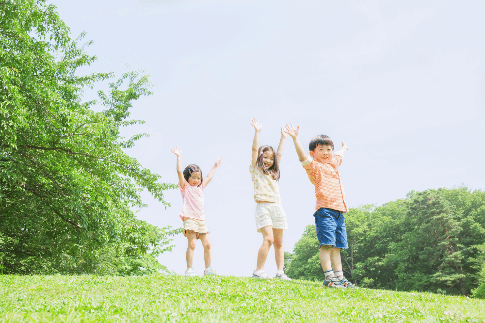 anak sedang bermain di alam