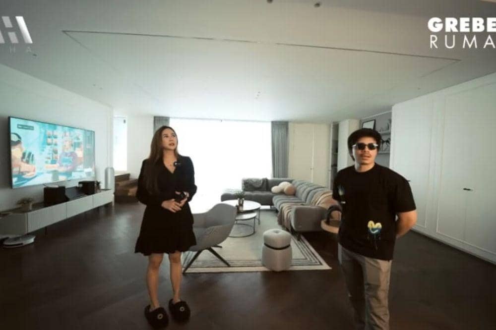 7 Foto Rumah Aura Kasih, Mewah dan Berkonsep Black Chrome 3