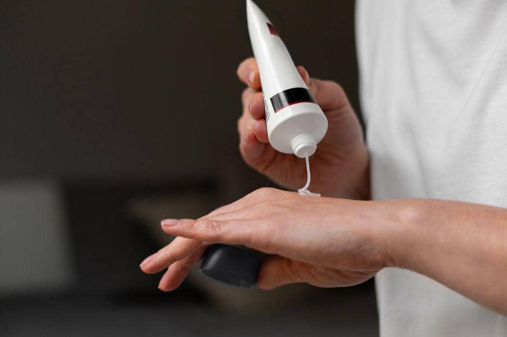 7 Cara Mengatasi Eksim di Jari Tangan, Simpel tapi Efektif (2).jpg