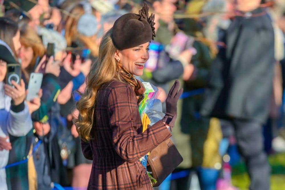 Kate Middleton Kenakan Mantel Ikonik