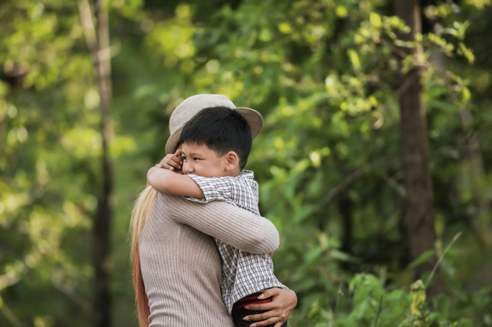 anak memeluk Mama