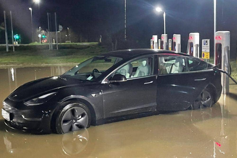 Benarkah Mobil Listrik Lebih Tahan Banjir? Ini Faktanya!