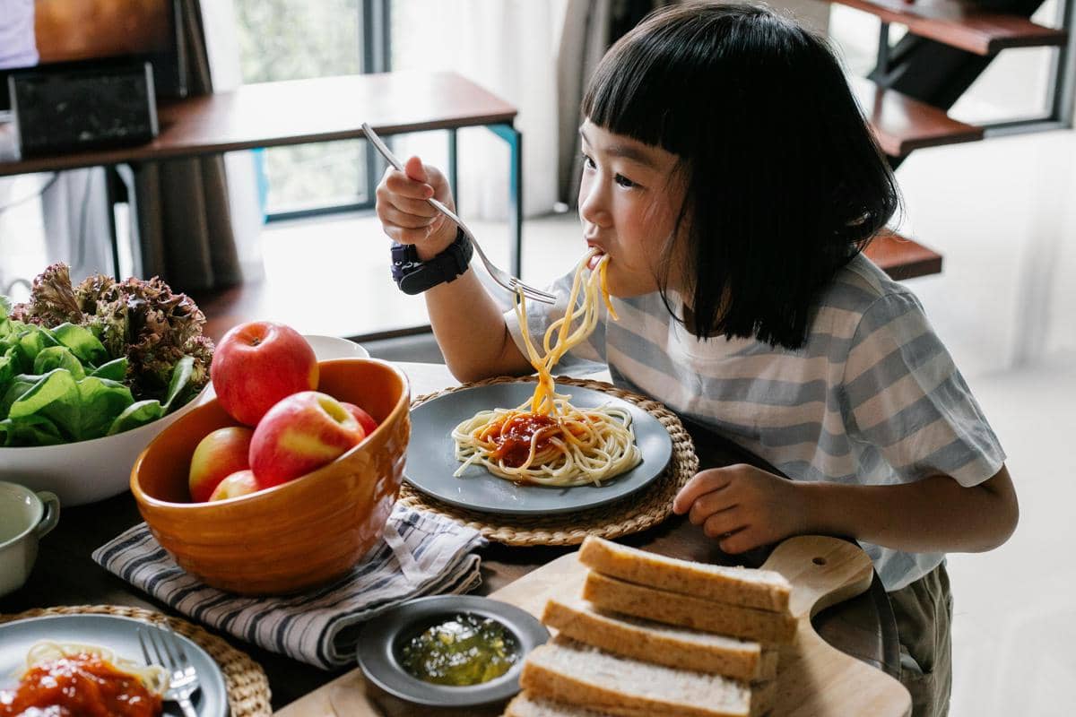 Terbiasa Makan Sehat, Apakah Anak Jadi Rentan Sakit saat Jajan Sembarangan?