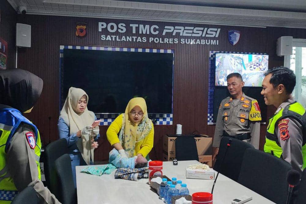 Seorang Ibu Muda Melahirkan Bayi Laki-Laki di Tol Parungkuda Sukabumi.jpg