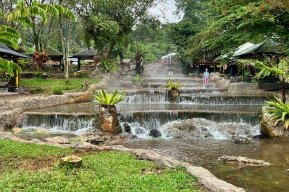 10 Tempat Wisata yang Cocok Dikunjungi Saat Musim Hujan