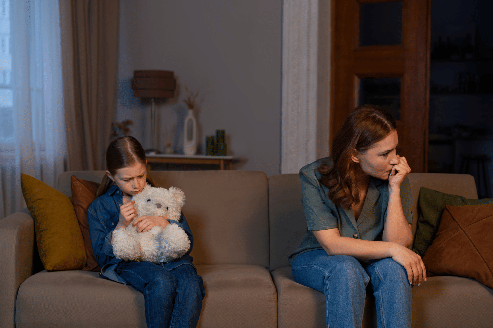 Mama mengabaikan perasaan anak perempuan yang terlihat sedih