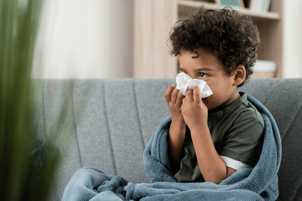 Anak laki-laki sedang flu