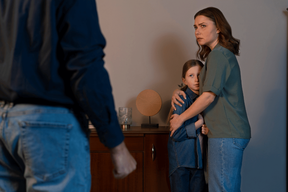 Mama melindungi anak perempuannya sambil memeluk