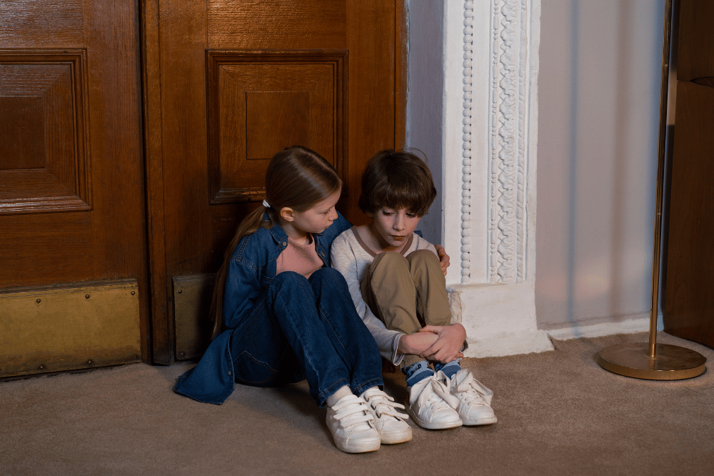 Kedua saudara bersedih dan saling menguatkan