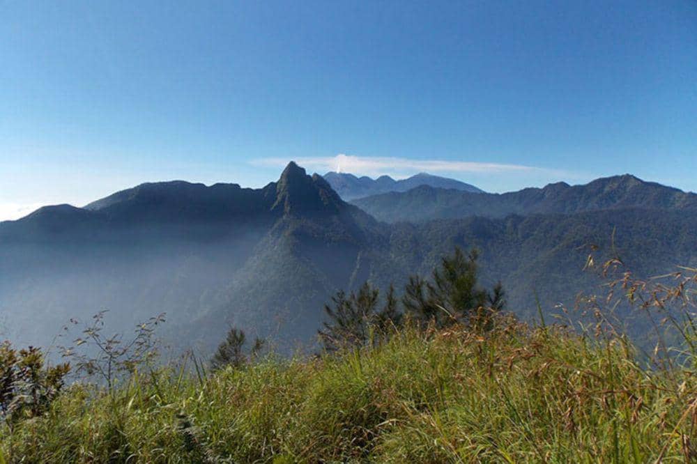 5 Daftar Gunung di Indonesia yang Tidak Boleh Didaki, Ini Alasannya!  (1).jpg