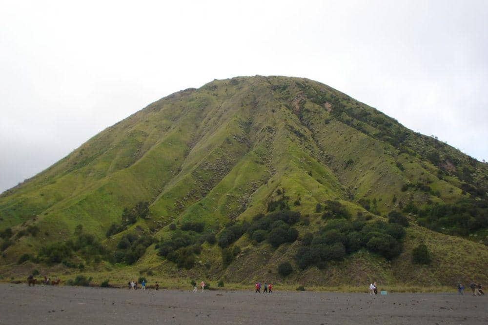 5 Daftar Gunung di Indonesia yang Tidak Boleh Didaki, Ini Alasannya!  (2).jpg