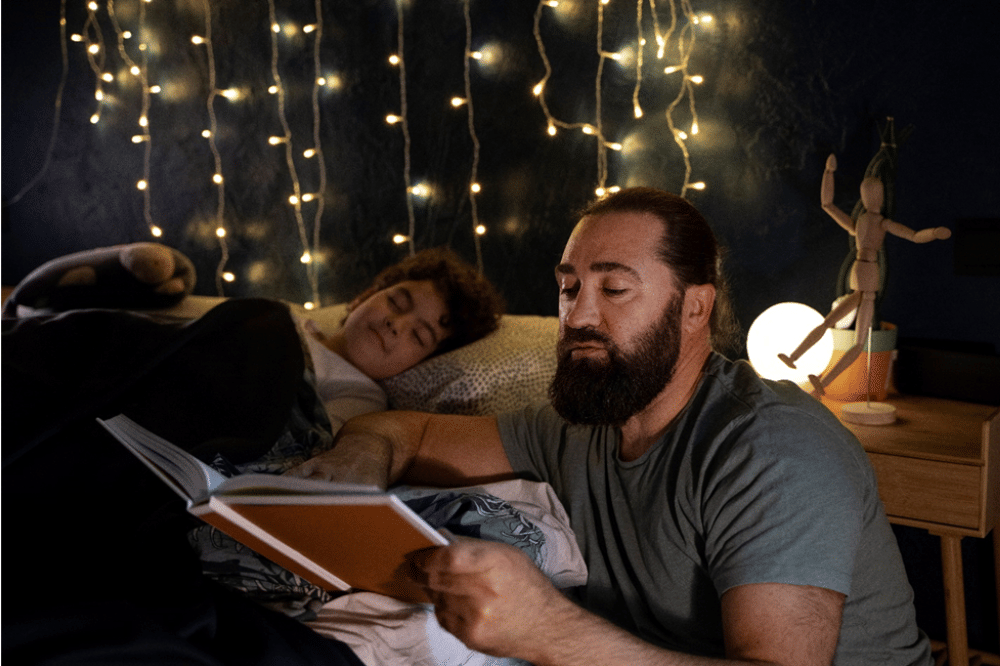 Papa membacakan buku