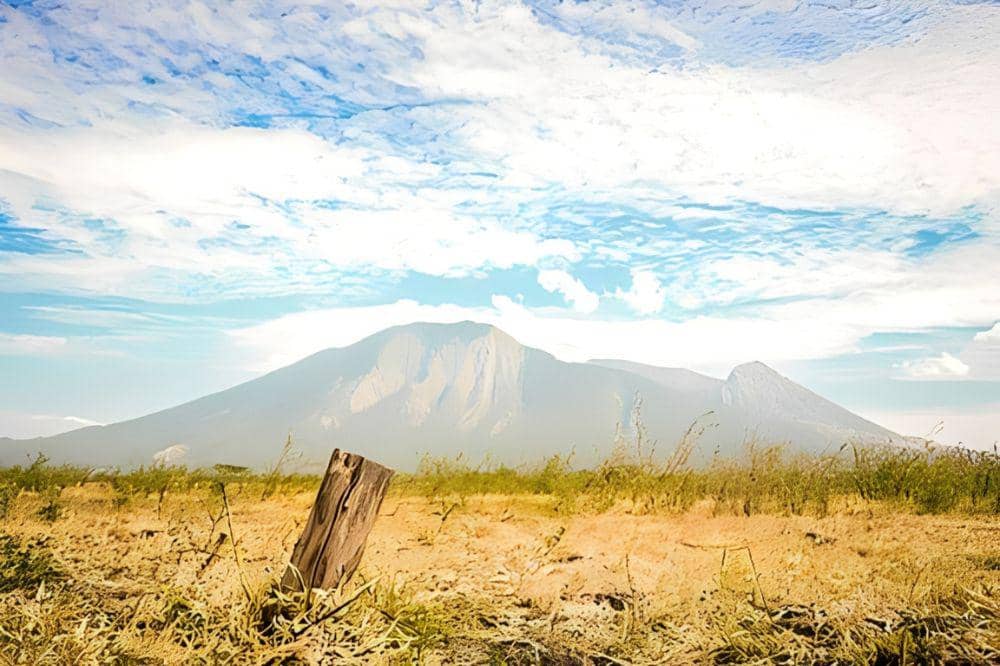 5 Daftar Gunung di Indonesia yang Tidak Boleh Didaki, Ini Alasannya!  (4).jpg