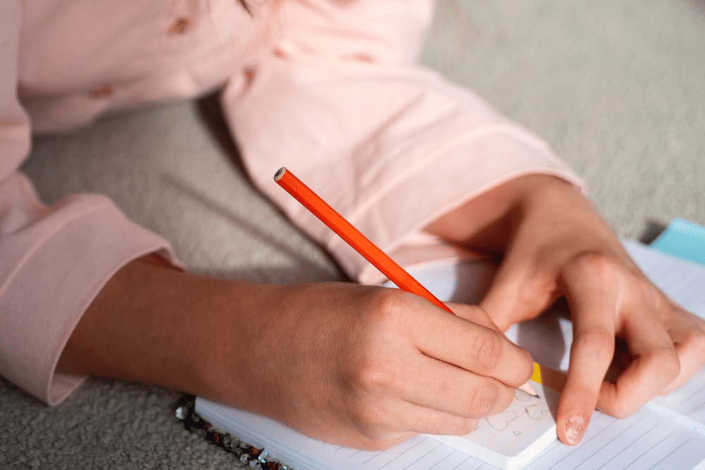 Ilustrasi Mama menulis notes untuk anak