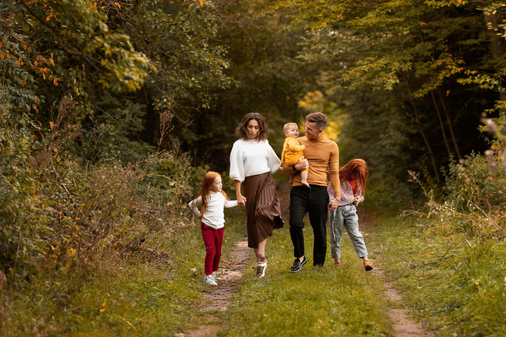keluarga sedang jalan-jalan sore bersama