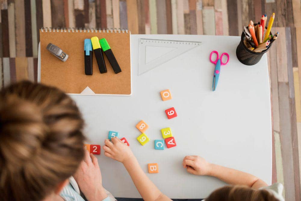 Anak belajar angka dan huruf
