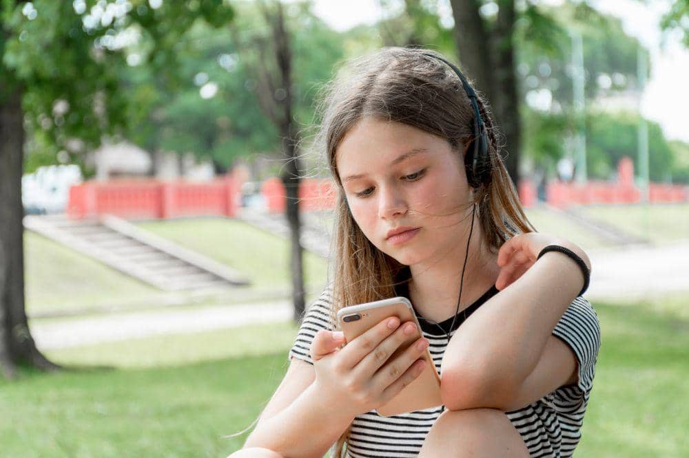 Remaja sedang mendengarkan musik