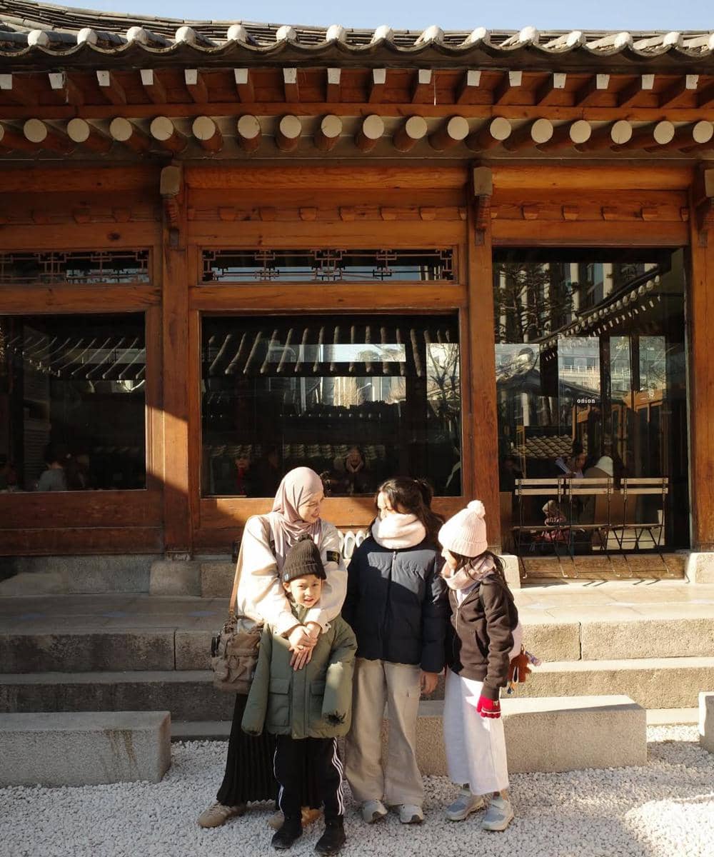 Gaya Natasha Rizky dan Keluarga saat Traveling ke Korea 1.jpg