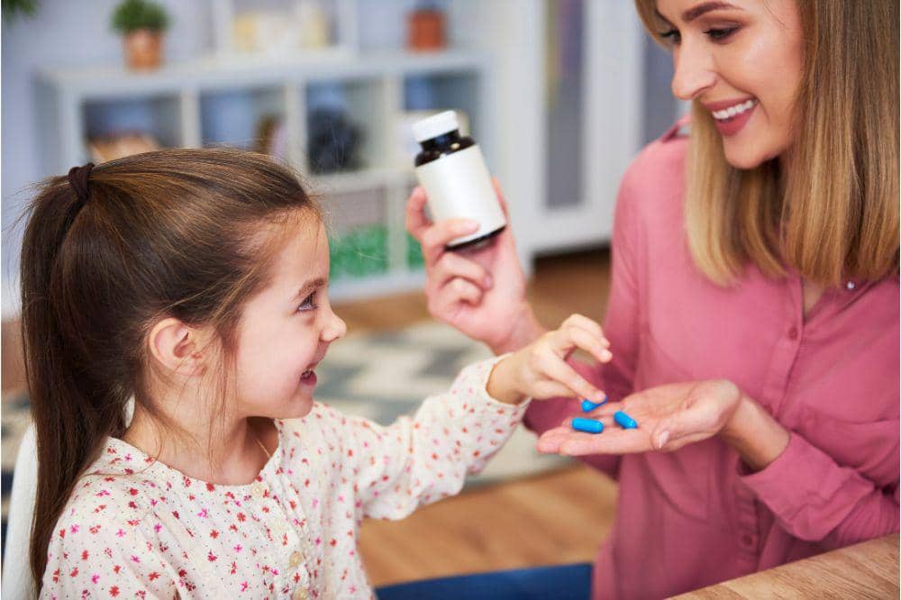 Mama memberikan obat