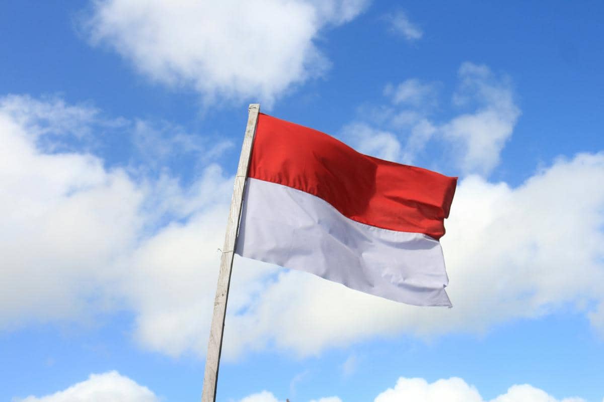 Tiang bendera dibuat dadakan beberapa menit sebelum upacara