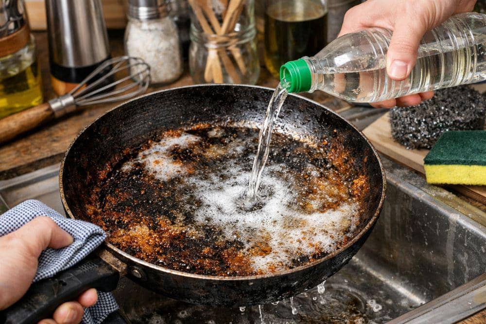 5 Cara Membersihkan Wajan yang Berkerak