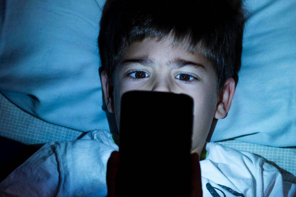 Anak bermain handphone malam hari