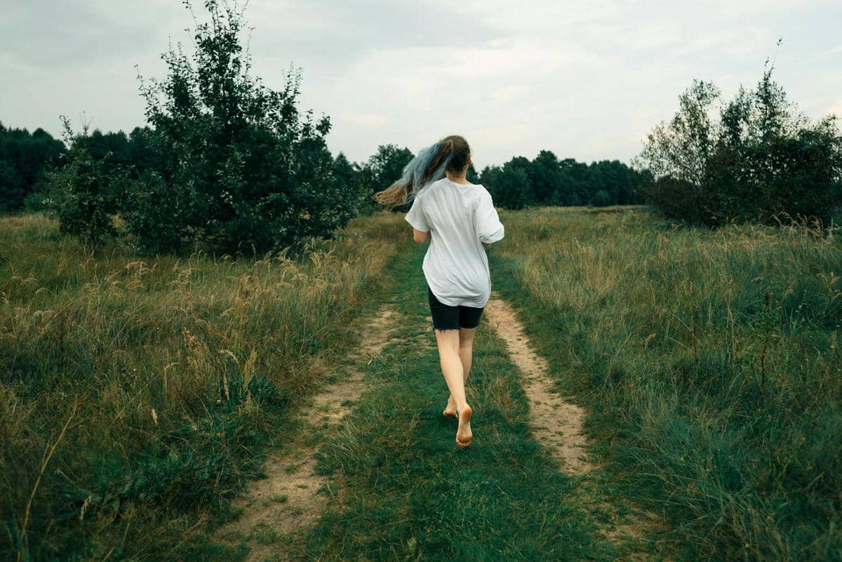 ilustrasi wanita sedang berjalan