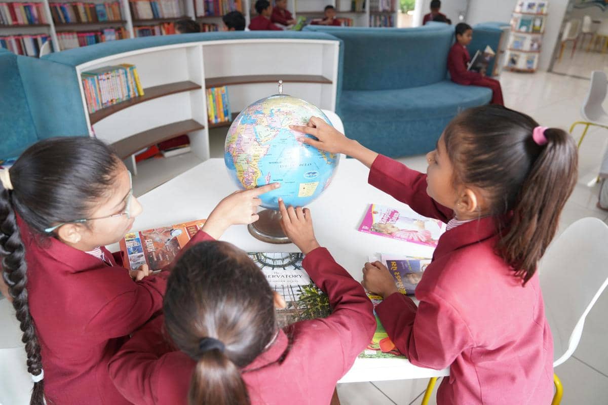 anak-anak belajar geografi