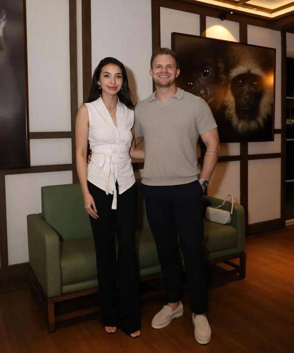 7 Foto Akrab Manohara dengan YouTuber Denmark Kristian Hansen 5