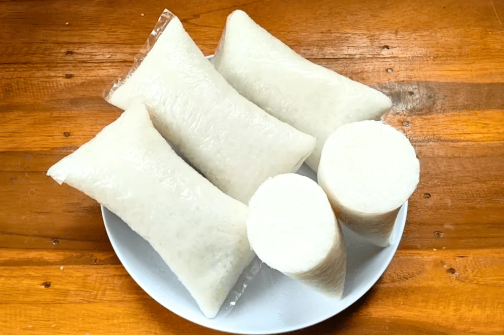 Bahaya Bungkus Lontong Pakai Plastik, Bisa Sebabkan Gangguan Hormon hingga Kanker! (2).png