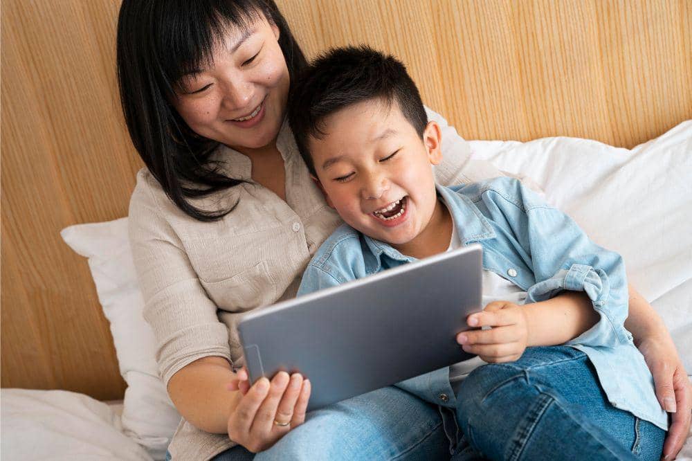 Mama dan anak asyik bermain tablet