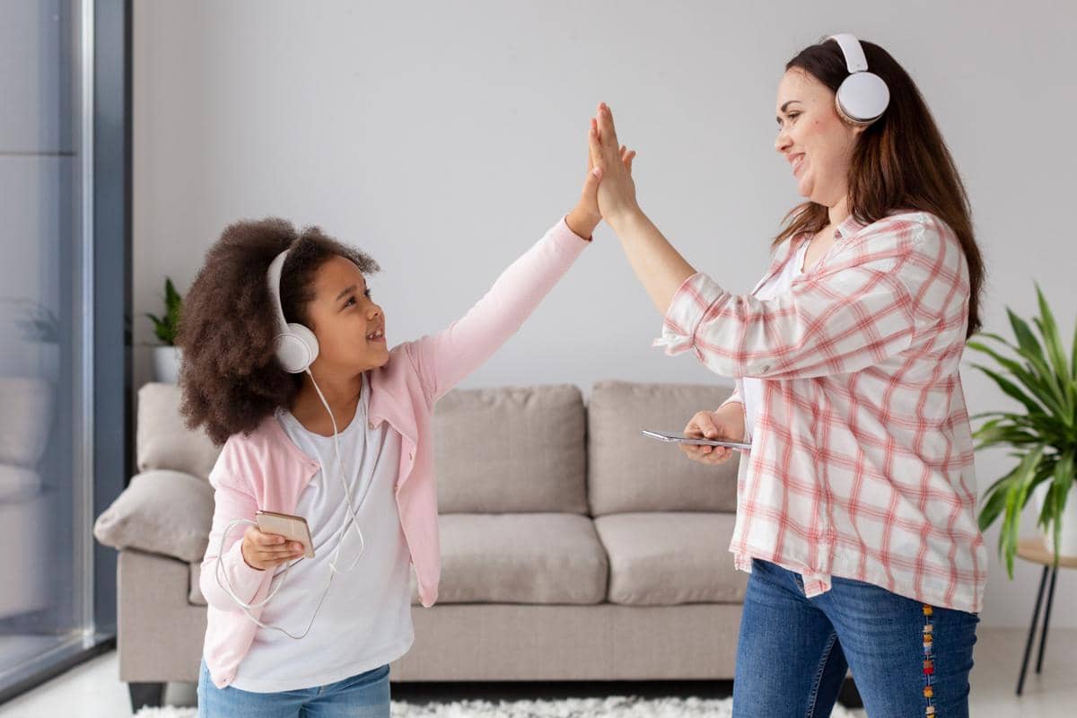 Ilustrasi anak dan ibu menggunakan headset