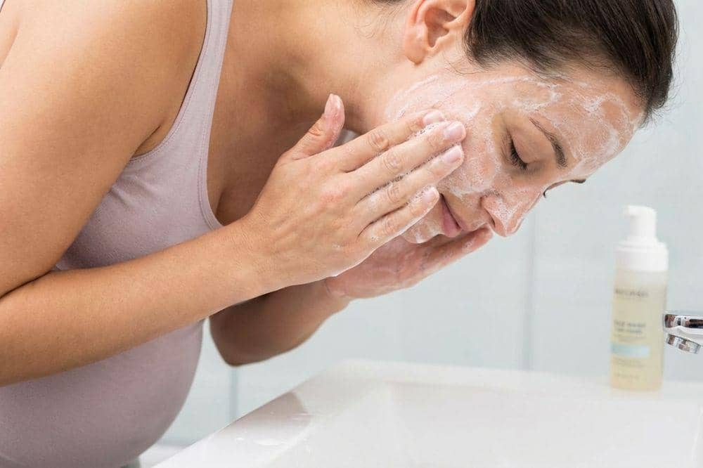 Cara Alami Mengatasi Kulit Berminyak saat Hamil Tua 1