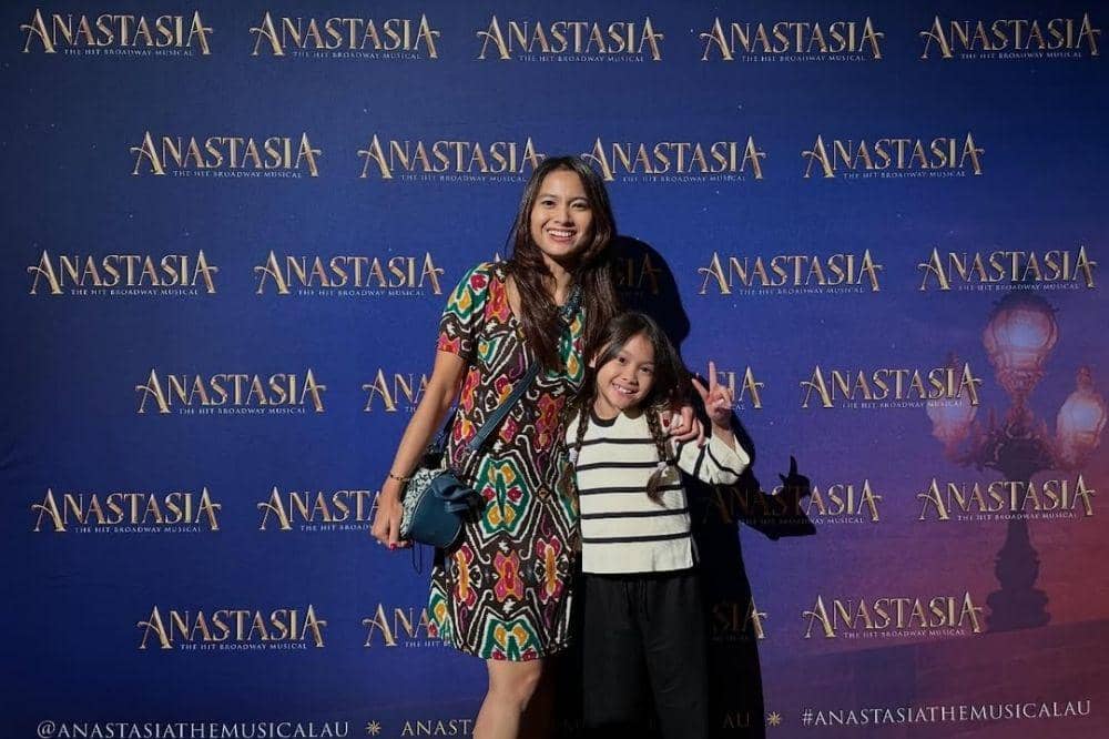 Acha Septriasa dan Bridgia berpose di depan backdrop musikal