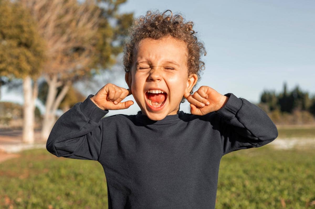 anak laki-laki berteriak