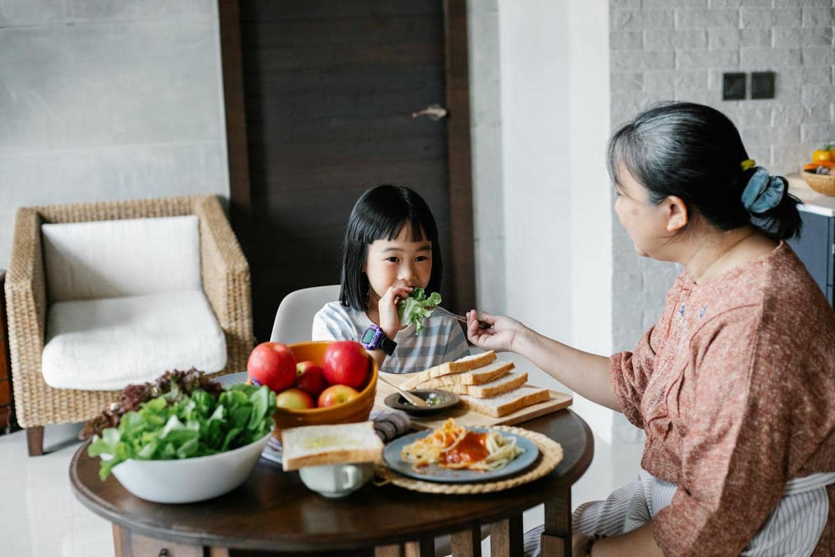 ilustrasi anak makan sayur