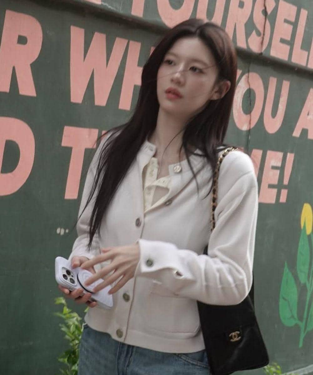 Gaya Youn Jung yang effortless sering tampil cuek 