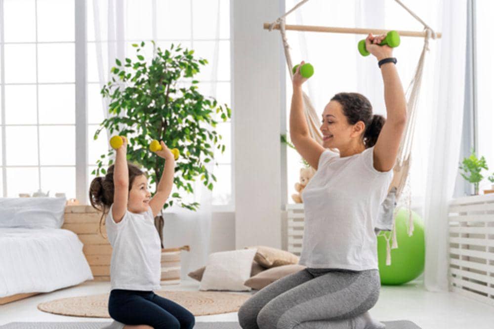 Mama dan anak berolahraga di rumah
