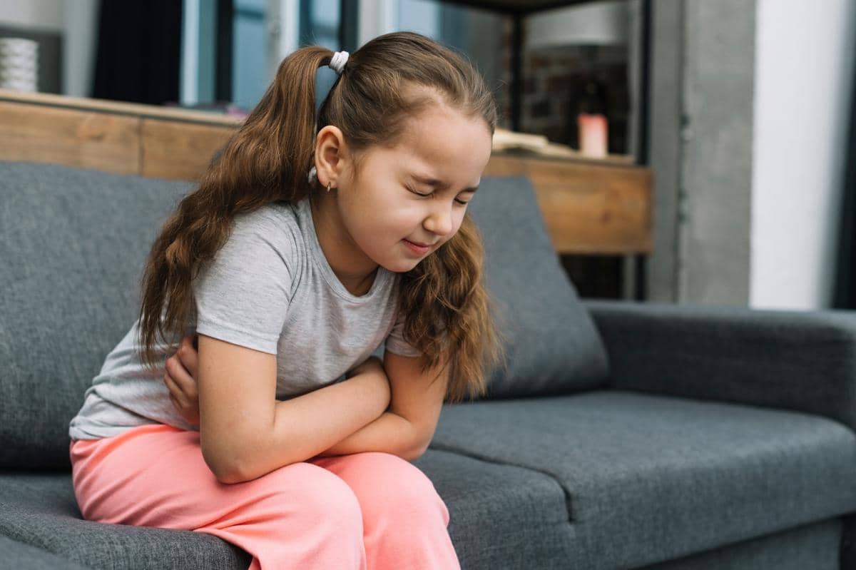 anak kesakitan memegang perut