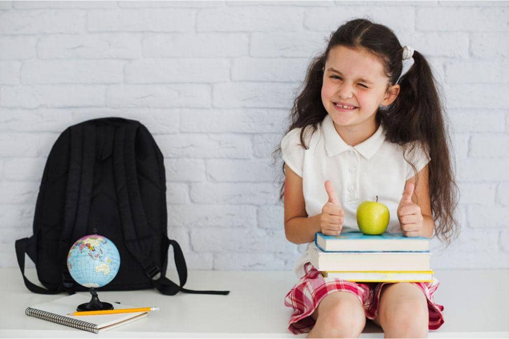 Anak siap berangkat sekolah