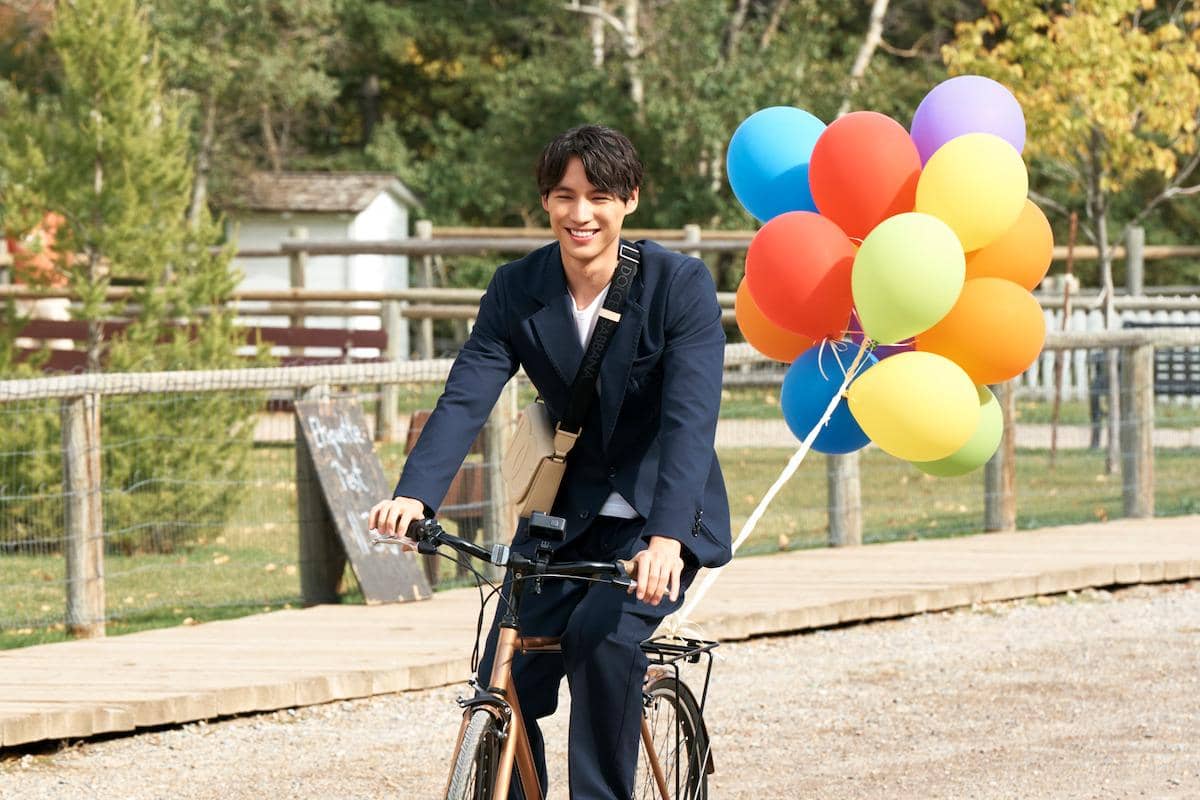 Potret Hiro Kurosawa (Sota Fukushi) di Heritage Park dalam KDrama Can This Love be Translated? 
