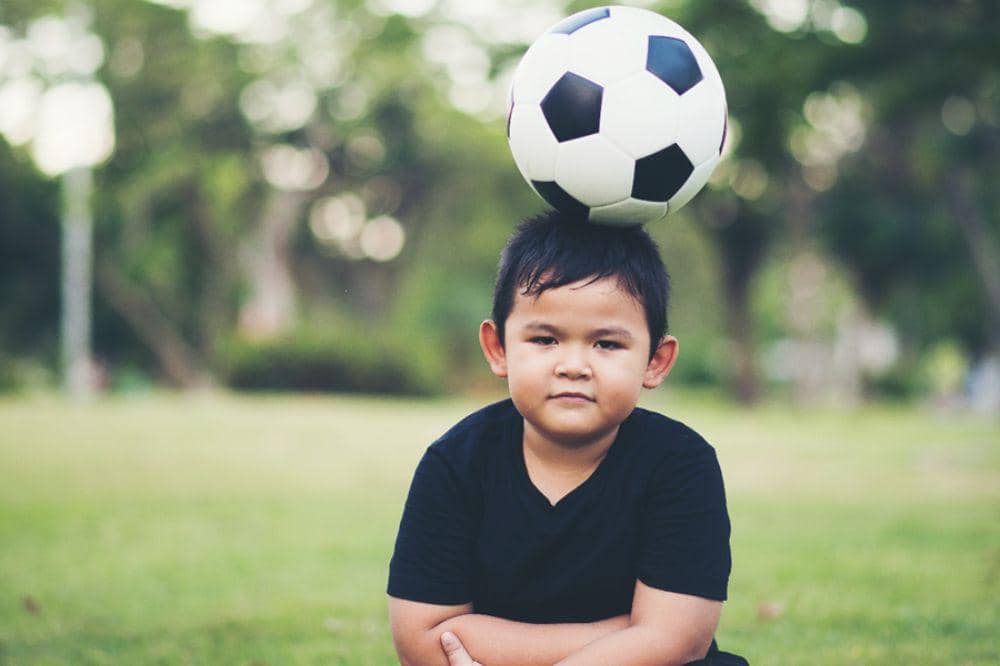 Anak laki-laki dengan bola