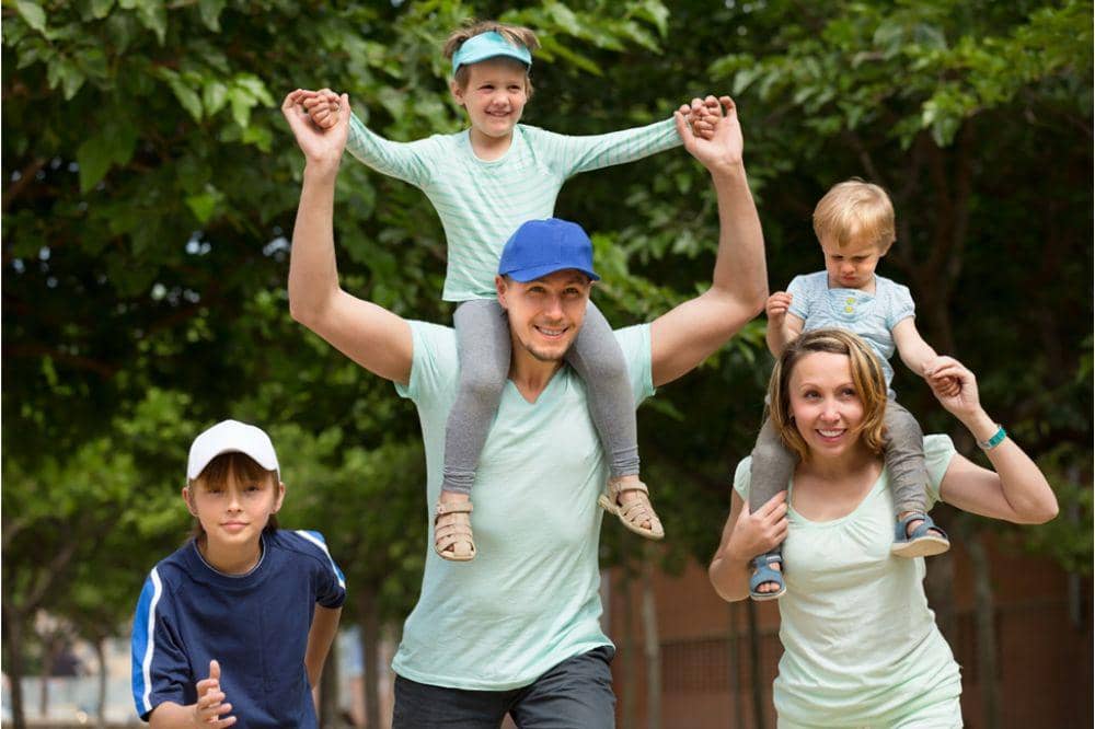 Keluarga sedang berolahraga