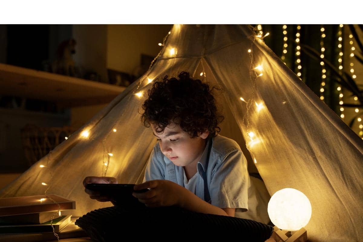 anak bermain hp di malam hari