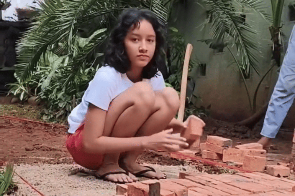 5 Foto Widuri Jadi Tukang Bantu Dwi Sasono, Bikin Bangga!