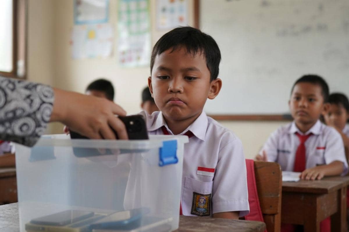 siswa mengumpulkan handphone