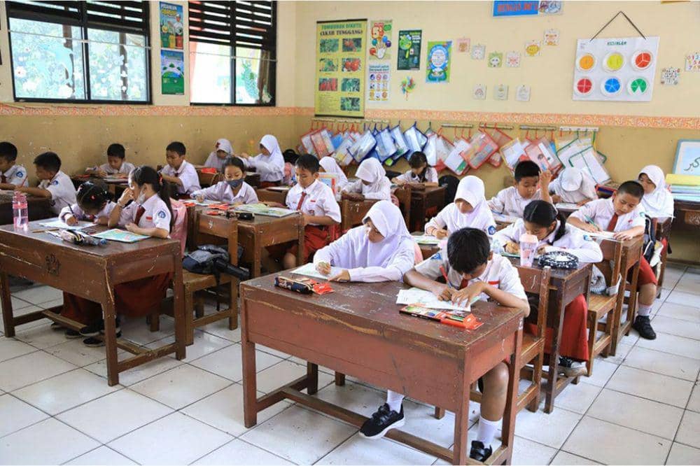 Anak SD sedang belajar di kelas